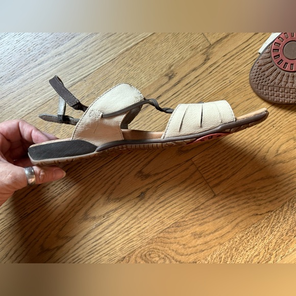 Merrell cream and brown leather sandals with back strap - Picture 7 of 12